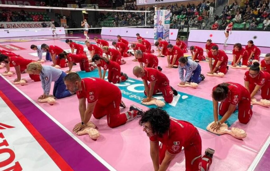 Manovre salvavita, il flash mob della Croce Rossa durante Cuneo-Milano di Serie A1